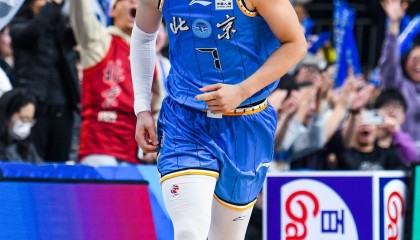 京媒：曾凡博骨头没事 腰部疼痛感较强 若球队需要会准备带伤出战