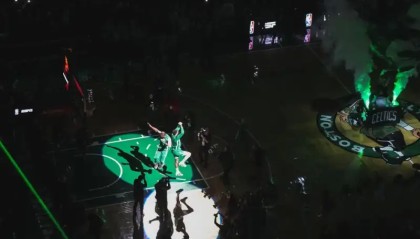 体育赛事直播-双J归位！凯尔特人晒杰伦-布朗塔图姆合影：波士顿是最棒的